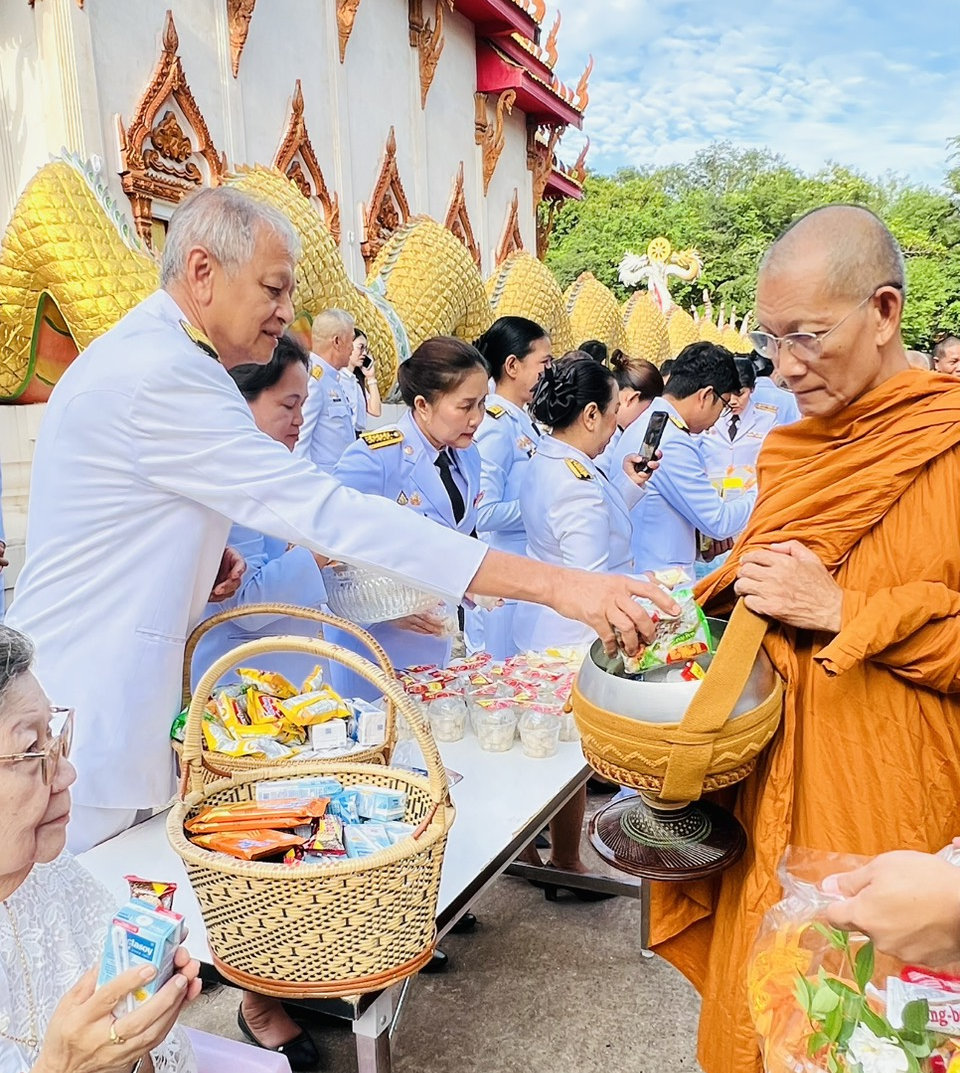 title - ทำบุญตักบาตรถวายพระราชกุศล เนื่องในวันคล้ายวันพระราชสมภพภพสมเด็จพระนางเจ้าสิริกิติ์ พระบรมราชินีนาถ พระบรมราชชนนีพ้นปีหลวง และวันแม่แห่งชาติ 